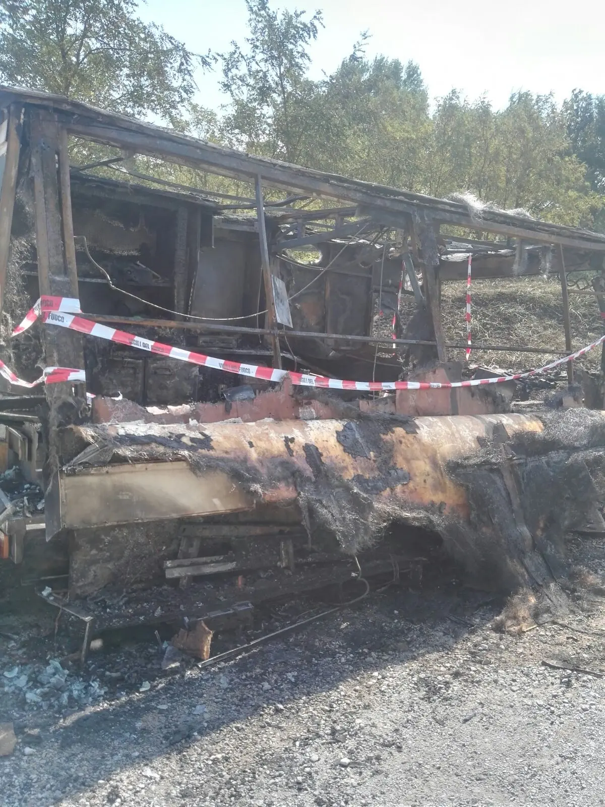 Il camion dei pescatori dato alle fiamme