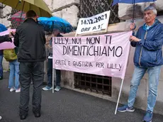 Il presidio dei parenti e amici di Liliana Resinovich davanti al tribunale nei giorni scorsi (Silvano)