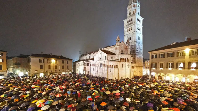 Il popolo delle 'sardine' risponde in massa anche a Modena nel giorno dell'appuntamento elettorale di Matteo Salvini, 18 novembre 2019. Dopo aver riempito piazza Maggiore a Bologna, infatti, si è riempita anche Piazza Grande a Modena. ANSA/ELISABETTA BARACCHI