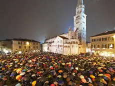 Il popolo delle 'sardine' risponde in massa anche a Modena nel giorno dell'appuntamento elettorale di Matteo Salvini, 18 novembre 2019. Dopo aver riempito piazza Maggiore a Bologna, infatti, si è riempita anche Piazza Grande a Modena. ANSA/ELISABETTA BARACCHI