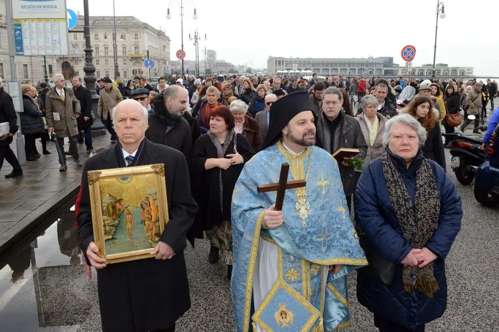 Foto BRUNI 06.01.2018 Epifania Greco-Ortodossa: il tuffo della croce della Comunità