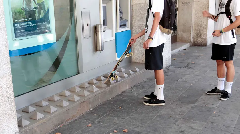 Silvano Trieste 31/07/2017 Unipol Banca, Piazza Oberdan, i dissuasori anti seduta