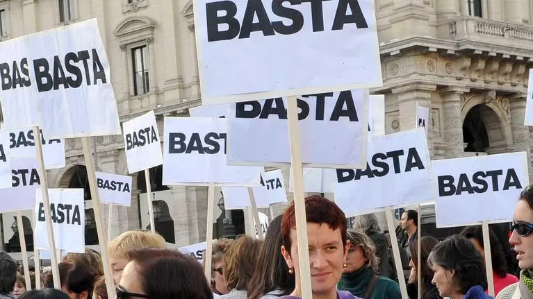 20091128 - ROMA - VIOLENZA SU DONNE: CORTEO A ROMA, BASTA 'FEMMINICIDIO'. Un momento della manifestazione contro la violenza sulle donne, svoltasi oggi 28 novembre 2009 a Roma. Alcune centinaia di donne partite da piazza della Repubblica hanno manifestato per le vie del centro della citta' in occasione della Giornata internazionale contro la violenza sulle donne, dietro uno striscione con la scritta ''Basta!''. La manifestazione e' stata organizzata grazie a un tam tam diffuso su internet al sito www.torniamoinpiazza.it. CLAUDIO PERI / ANSA / LI