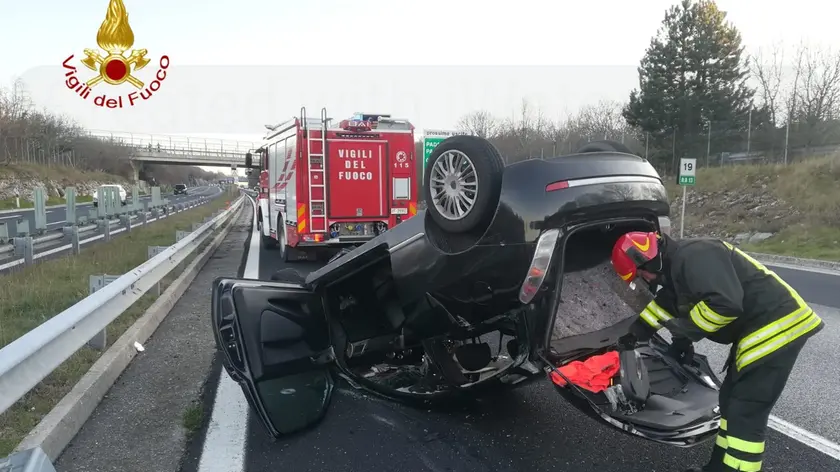 L'auto cappottata sul raccordo