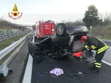 L'auto cappottata sul raccordo