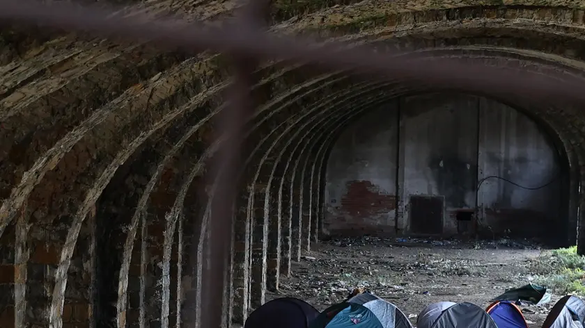 Scene abituali nel Silos, con le tende montate dai migranti Foto Andrea Lasorte