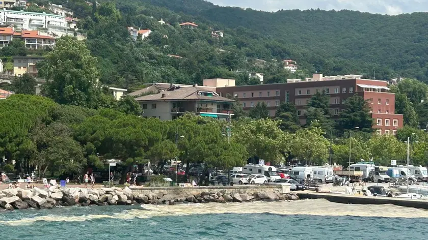 La mucillagine riemersa nel golfo di Trieste nella giornata di domenica Nelle immagini scattate dal mare la situazione a Barcola