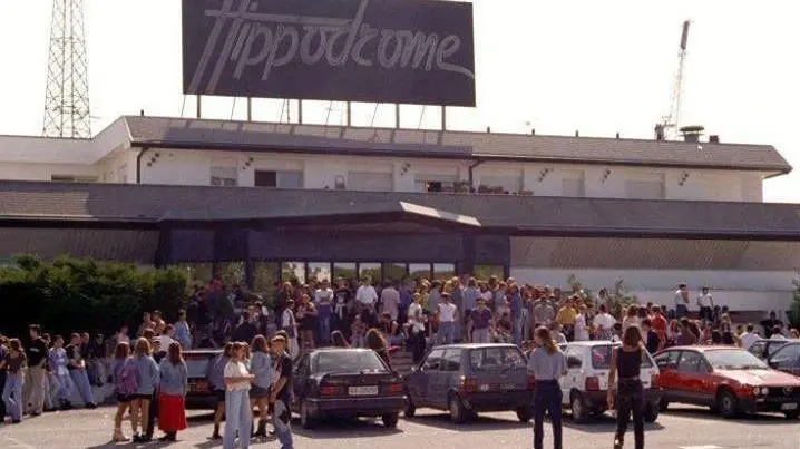 I ragazzi in attesa di entrare all’Hippodrome negli anni Ottanta