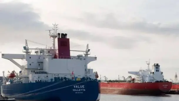 Navi alla fonda nel golfo di Trieste in una foto d'archivio