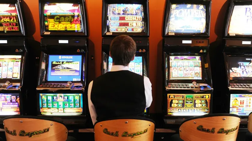 Un uomo mentre gioca ad una videoslot