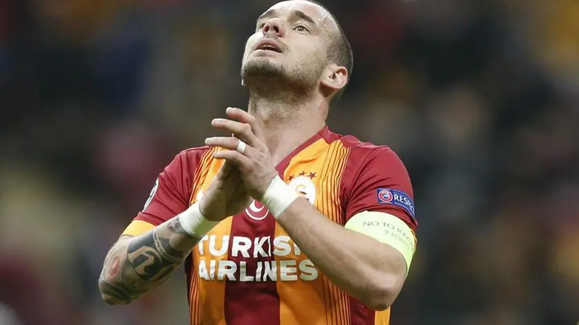 epa04522203 Galatasaray's Wesley Sneijder reacts after missing a chance to score during the UEFA Champions League group D match between Galatasaray and Arsenal in Istanbul, Turkey, 09 December 2014. EPA/TOLGA BOZOGLU