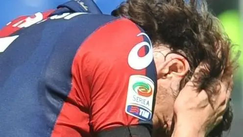 L'immagine d'archivio del 22 aprile 2012 mostra la disperazione del capitano del Genoa Marco Rossi per la contestazione dei tifosi del Genoa durante Genoa-Siena allo stadio Luigi Ferraris di Genova. Dieci ultrà del Genoa sono stati sottoposti oggi a misure cautelari in relazione alla partita Genoa-Siena del 22 aprile: per 7 di loro sono scattati gli arresti domiciliari, altri 3 hanno ricevuto l'obbligo di dimora. La Digos ha eseguito le misure su richiesta del pm Biagio Mazzeo che sta conducendo l'inchiesta relativa ai disordini della partita, quando i tifosi fecero sospendere la gara e imposero ai giocatori del Genoa di togliersi la maglia. ANSA/LUCA ZENNARO