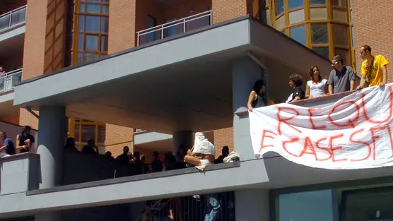 20090709 - L'AQUILA - POL - G8: COMITATI OCCUPANO EDIFICIO, CASE SFITTE A SFOLLATI. Al grido 'Le case agli aquilani', una cinquantina di rappresentanti dei Comitati cittadini dell'Aquila ha occupato oggi un edificio nei pressi della Regione. Tra i manifestanti, diverse ragazze con striscioni e magliette con la scritta 'The last ladies', in riferimento alla presenza nel capoluogo abruzzese delle moglie dei leader mondiali. ''In questo palazzo - spiega Federica, del Comitato Epicentro solidale - ci sono appartamenti in vendita non abitati, ma qui all'Aquila c'e' l'emergenza case e noi chiediamo che quelle agibili siano destinate alle famiglie e soprattutto agli anziani e ai bambini. Chiediamo di fare una verifica in tutta la citta' per valutare quante sono le case sfitte agibili e permettere legalmente che siano destinate agli sfollati che da mesi stanno nelle tende''. ANSA/CLAUDIO LATTANZIO/ON/DRN