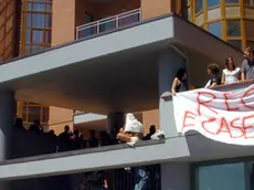 20090709 - L'AQUILA - POL - G8: COMITATI OCCUPANO EDIFICIO, CASE SFITTE A SFOLLATI. Al grido 'Le case agli aquilani', una cinquantina di rappresentanti dei Comitati cittadini dell'Aquila ha occupato oggi un edificio nei pressi della Regione. Tra i manifestanti, diverse ragazze con striscioni e magliette con la scritta 'The last ladies', in riferimento alla presenza nel capoluogo abruzzese delle moglie dei leader mondiali. ''In questo palazzo - spiega Federica, del Comitato Epicentro solidale - ci sono appartamenti in vendita non abitati, ma qui all'Aquila c'e' l'emergenza case e noi chiediamo che quelle agibili siano destinate alle famiglie e soprattutto agli anziani e ai bambini. Chiediamo di fare una verifica in tutta la citta' per valutare quante sono le case sfitte agibili e permettere legalmente che siano destinate agli sfollati che da mesi stanno nelle tende''. ANSA/CLAUDIO LATTANZIO/ON/DRN