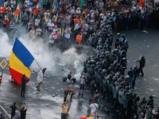 Protesters stand in front of police during a demonstration in Bucharest, Romania, August 10, 2018. Inquam Photos/Adriana Neagoe via REUTERS ATTENTION EDITORS - THIS IMAGE WAS PROVIDED BY A THIRD PARTY. ROMANIA OUT.