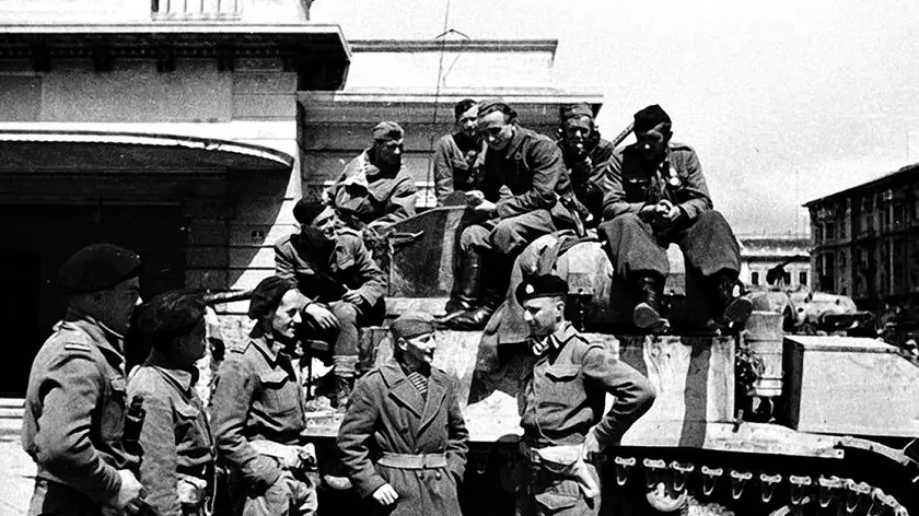 Soldati jugoslavi fraternizzano con militari neozelandesi davanti alla palazzina della Sanità (oggi abbattuta) sulle Rive