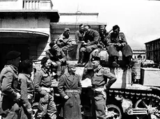 Soldati jugoslavi fraternizzano con militari neozelandesi davanti alla palazzina della Sanità (oggi abbattuta) sulle Rive