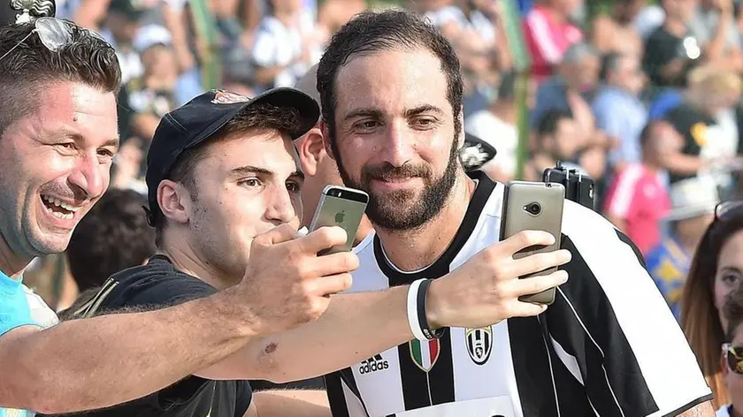 Gonzalo Higuain durante la partitella amichevole Juventus A-Juventus B a Villar Perosa, Torino, 17 Agosto 2016 ANSA/ ALESSANDRO DI MARCO