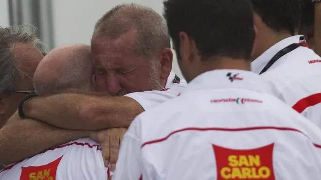 epa02977650 Members of the MotoGP San Carlo Honda Gresini Team grieve outside the medical center at the Sepang International Circuit, outside Kuala Lumpur, Malaysia, 23 October 2011. Italian MotoGP rider Marco Simoncelli died after an accident in the Malaysian MotoGP on Sunday October 23. EPA/AHMAD YUSNI