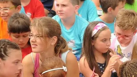 Bambini dei centri estivi in una foto d’archivio