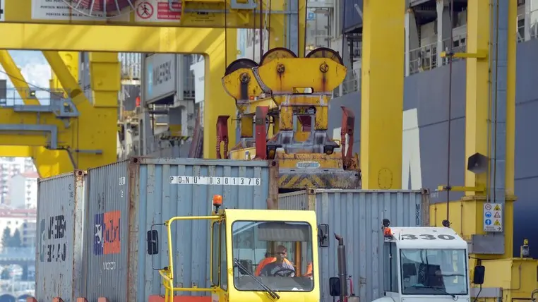 Foto Bruni 21.03.14 Trieste Terminal molo VII: si scarica con 5 gru la nave container