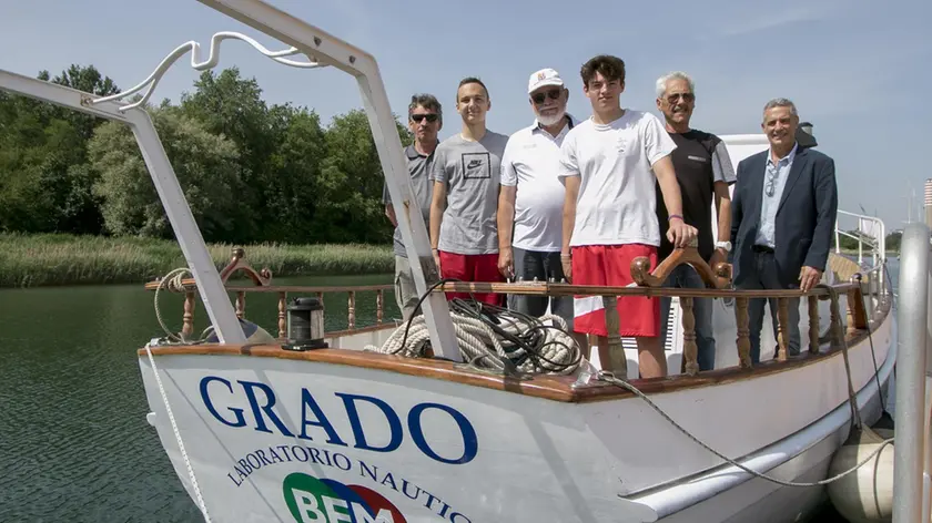 I ragazzi a bordo e gli interni con Fragiacomo. Foto Katia Bonaventura