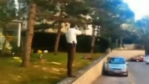 Il momento in cui la guardia provinciale abbatte il cinghiale (dal filmato girato da un residente e trasmesso da Tele4)