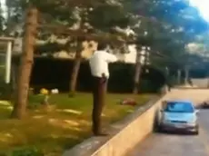 Il momento in cui la guardia provinciale abbatte il cinghiale (dal filmato girato da un residente e trasmesso da Tele4)