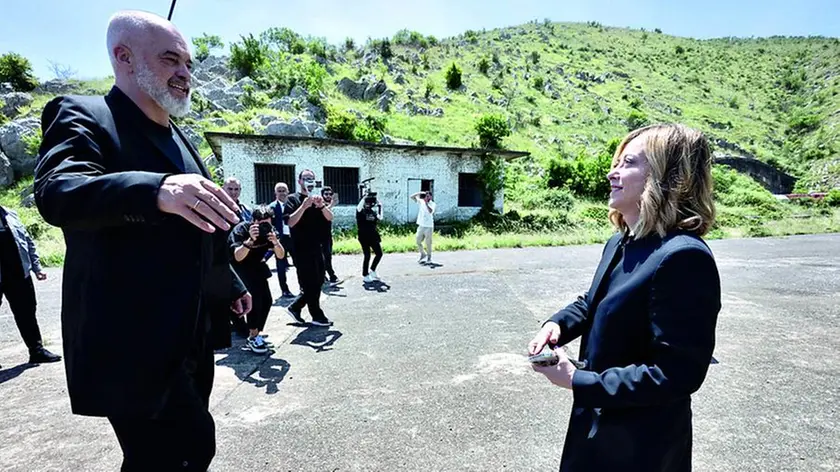 Il premier albanese Edi Rama e la presidente del Consiglio italiano, Giorgia Meloni, durante un sopralluogo all’hotspot di Shengjin