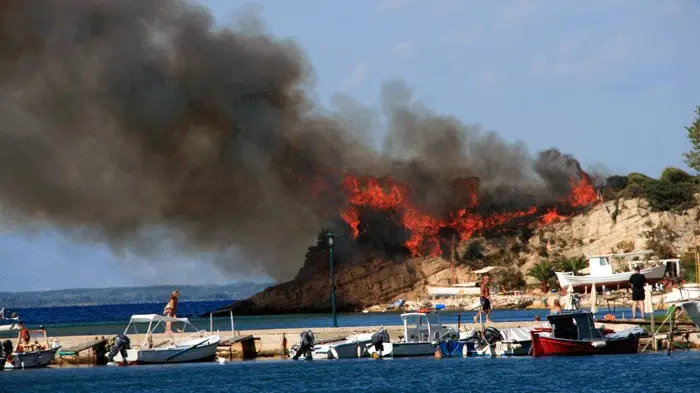 Le fiamme nell'isola greca di Thassos (foto d'archivio, mostra un precedente incendio sull'isola)