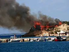 Le fiamme nell'isola greca di Thassos (foto d'archivio, mostra un precedente incendio sull'isola)