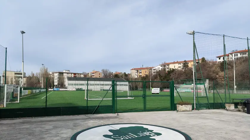 Il campo da calcio di via Felluga, da anni sede degli allenamenti e delle partite del San Luigi Calcio, storico sodalizio dilettantistico triestino arrivato anche in serie D con la prima squadra. Foto di Andrea Lasorte