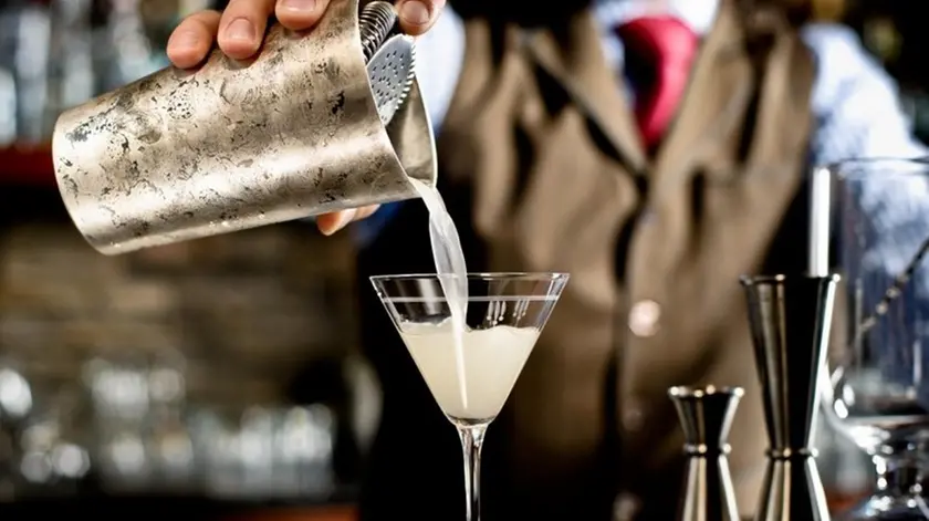 Un barman prepara un cocktail