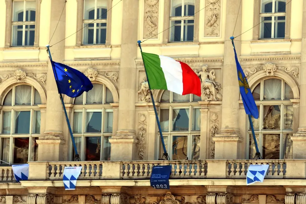 Foto BRUNI 05.10.2018 Barcolana 50:Bandiere sui palazzi e gente