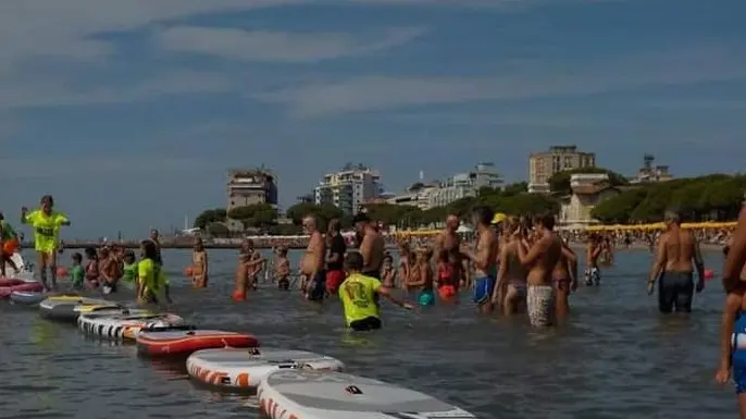 Una spiaggia di turisti per tutte le età quella di Grado. In alto il gruppo di amici delle bocce che si ritrova ogni estate almeno da vent’anni