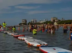 Una spiaggia di turisti per tutte le età quella di Grado. In alto il gruppo di amici delle bocce che si ritrova ogni estate almeno da vent’anni