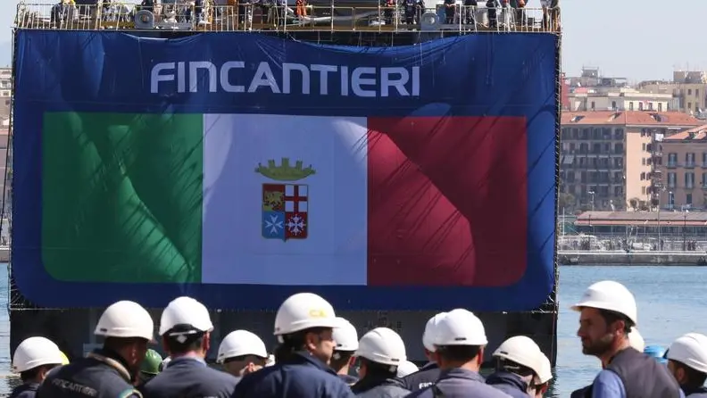 Un momento del varo nei cantieri Fincantieri di Castellammare di Stabia della nave militare per supporto logistico C6259, Castellammare di Stabia, 10 Aprile 2017. ANSA/CESARE ABBATE