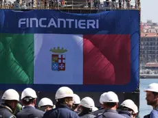 Un momento del varo nei cantieri Fincantieri di Castellammare di Stabia della nave militare per supporto logistico C6259, Castellammare di Stabia, 10 Aprile 2017. ANSA/CESARE ABBATE