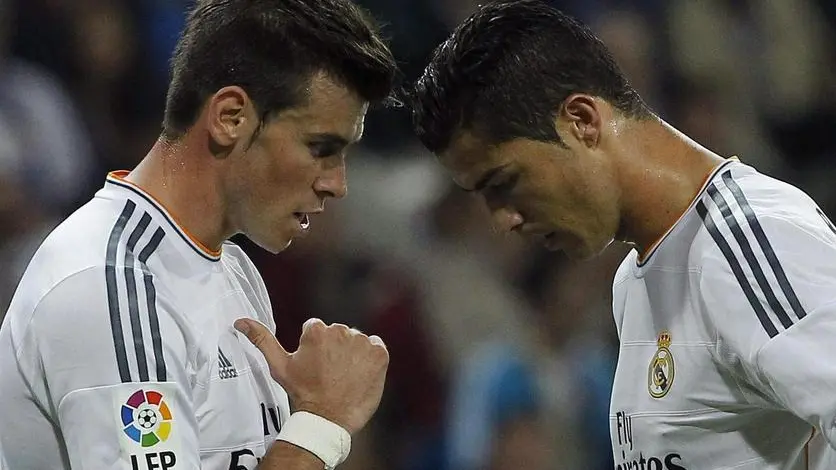 epa03888163 Real Madrid's Welsh player Gareth Bale (L) talks with Portuguese Cristiano Ronaldo (R) during their Spanish Liga Primera Division soccer match against Atletico Madrid played at Santiago Bernabeu stadium, in Madrid, Spain, 28 September 2013. EPA/KIKO HUESCA