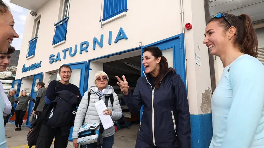 Elisa Isoardi nella sede del Circolo Canottieri Saturnia mentre dialoga con alcune atlete. Foto Lasorte