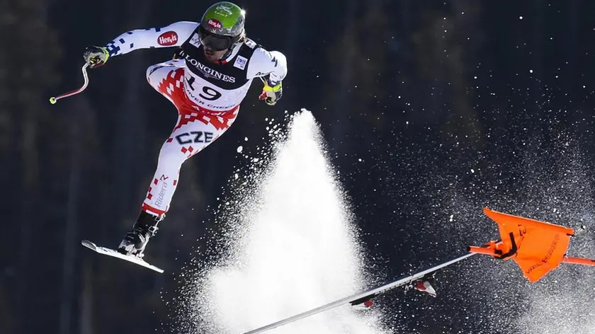 epaselect epa04609684 Ondrej Bank of Czech Republic crashes during the men's downhill super-combined race at the 2015 Alpine World Skiing Championships in Vail / Beaver Creek, Colorado, USA, Sunday, February 8, 2015. EPA/Jean-Christophe Bott