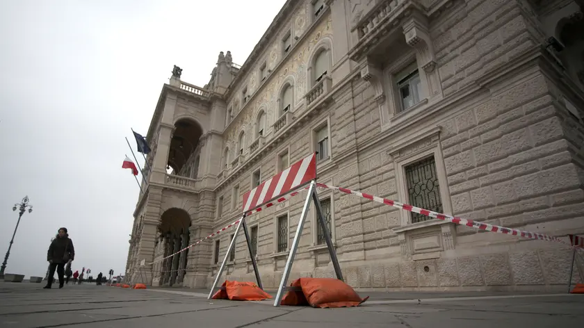 Le transenne attorno al palazzo della prefettura (foto Lasorte)