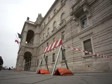 Le transenne attorno al palazzo della prefettura (foto Lasorte)