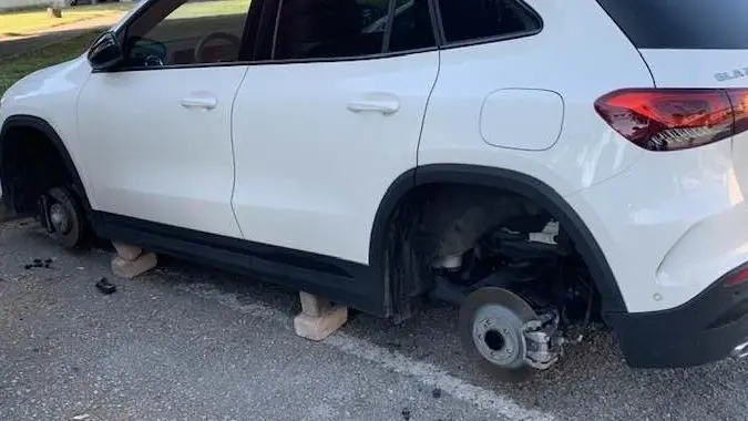 Una delle auto colpite dai ladri nella notte: rubate il treno di tutte le ruote con i cerchi in lega e gli pneumatici