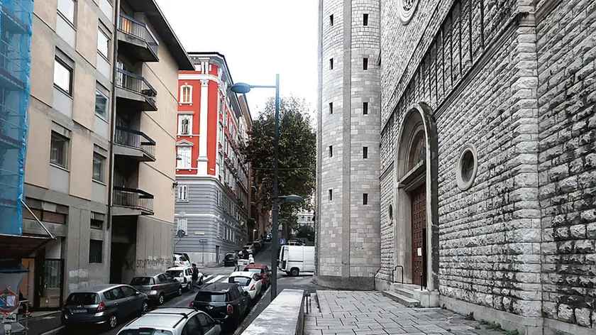La struttura parrocchiale di via Sant’Anastasio, di fronte alla chiesa dell’Immacolato Cuore di Maria: