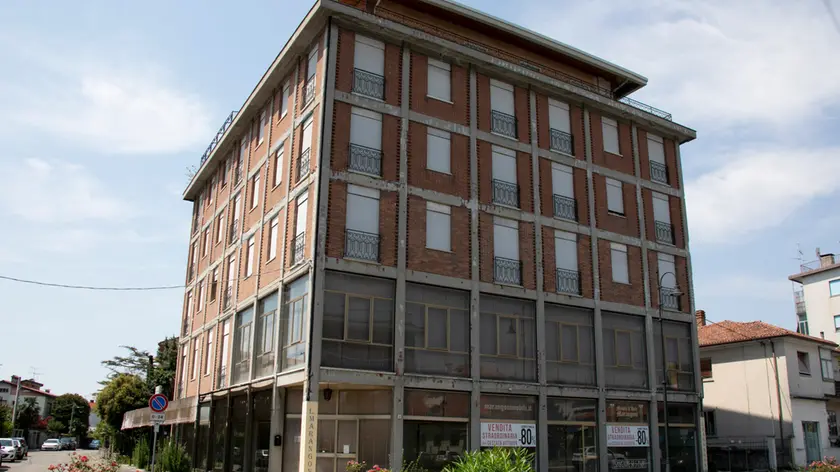 L’edificio dismesso tra via 4 Novembre e via dei Canziani, che sarà ora riqualificato. Bonaventura
