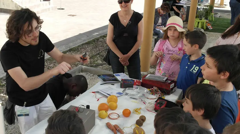 Bambini “rapiti” davanti a uno degli esperimenti organizzati alla Sissa (Lasorte)