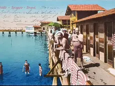 La fisionomia della spiaggia principale di Grado in una cartolina d’epoca della collezione Boemo.