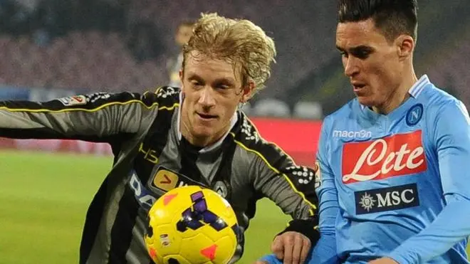 Napoli's Jose Maria Callejon (R) and Udinese's Dusan Basta in action during the Italian Serie A soccer match SSC Napoli vs Udinese Calcio at San Paolo stadium in Naples, Italy, 07 December 2013. ANSA/CIRO FUSCO