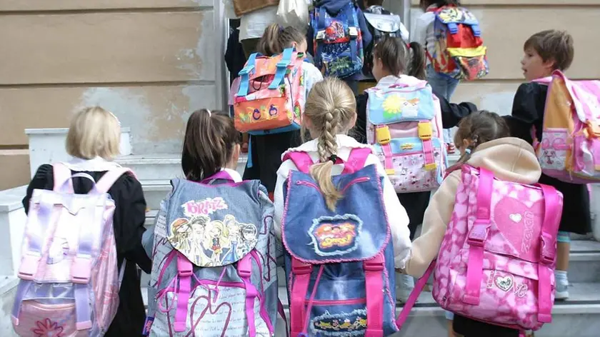 20040114 - POL - ROMA - SCUOLA: CAMERA; SI E' DIMESSA RELATRICE DL ATTUATIVO RIFORMA - Un' immagine di archivio mostra bambini delle elementari all'ingresso della scuola. Stamane si è dimessa dall'incarico di relatrice del decreto attuativo della riforma della scuola, il deputato Angela Napoli (An), in polemica con il comportamento del ministro dell'Istruzione, Letizia Moratti che, secondo la parlamentare, lede le prerogative del Parlamento...LUCA ZENNARO/ANSA/ KLD